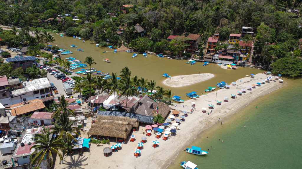 Gallery of Caminata por Playas y Recorrido  en Lancha