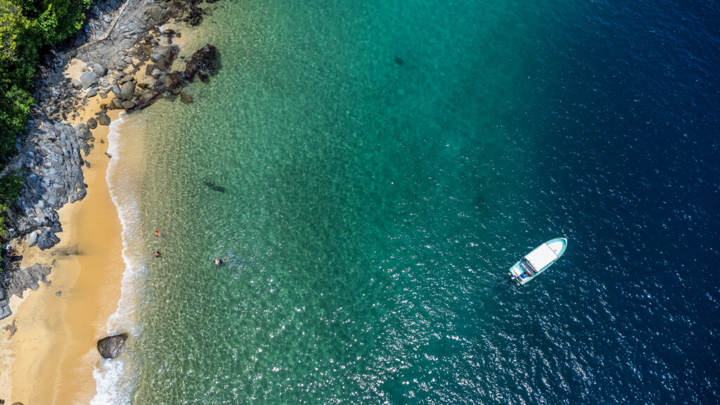 Gallery of Caminata por Playas y Recorrido  en Lancha