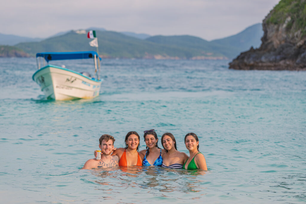 Gallery of Caminata por Playas y Recorrido  en Lancha