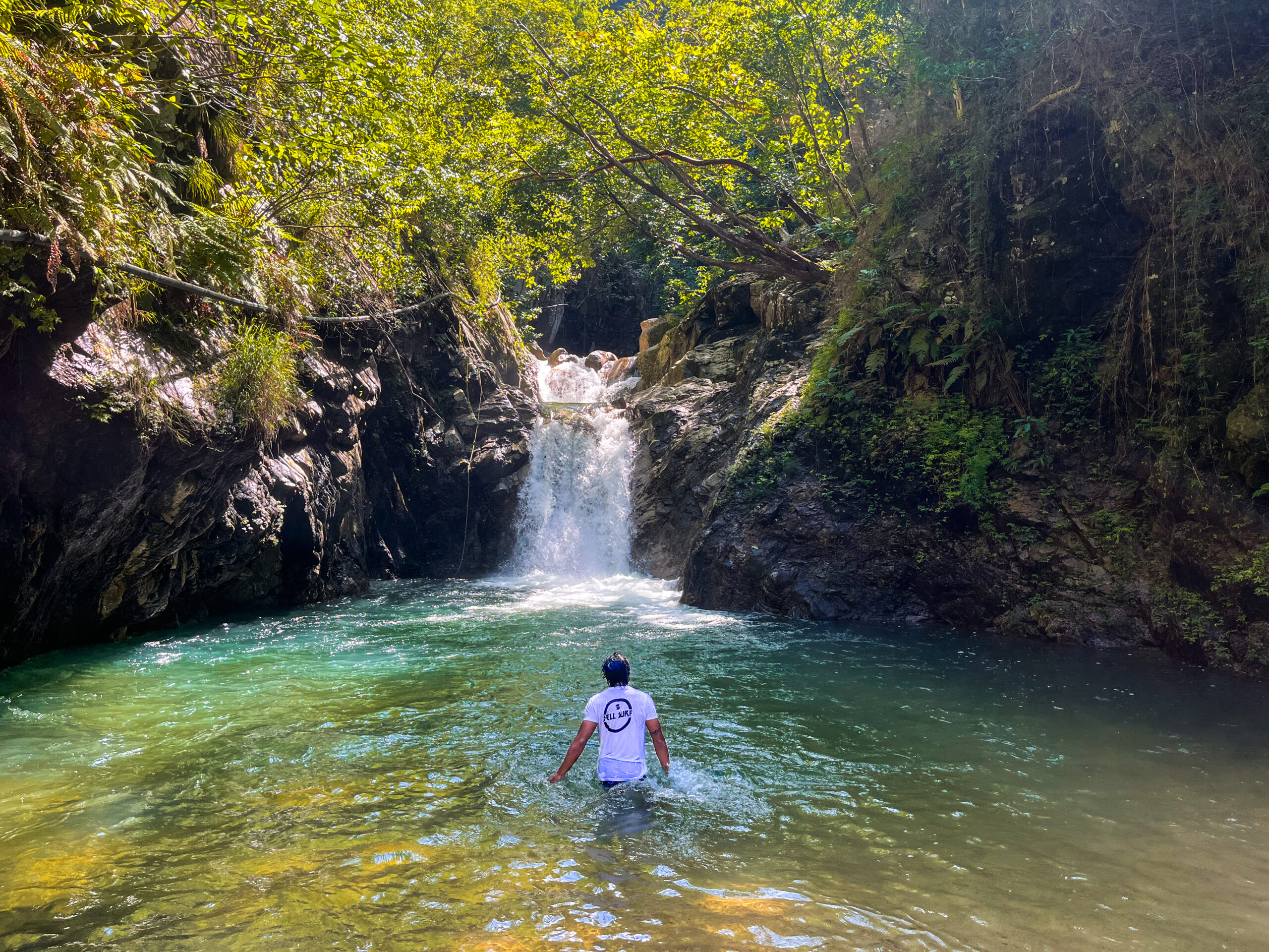 Exploración de Cascadas en la  Jungla